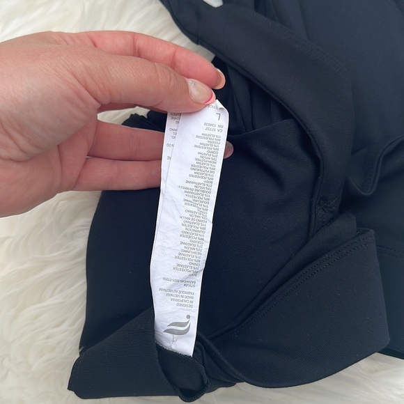 Fabletics twist front cut out black sports bra - Picture 6 of 6